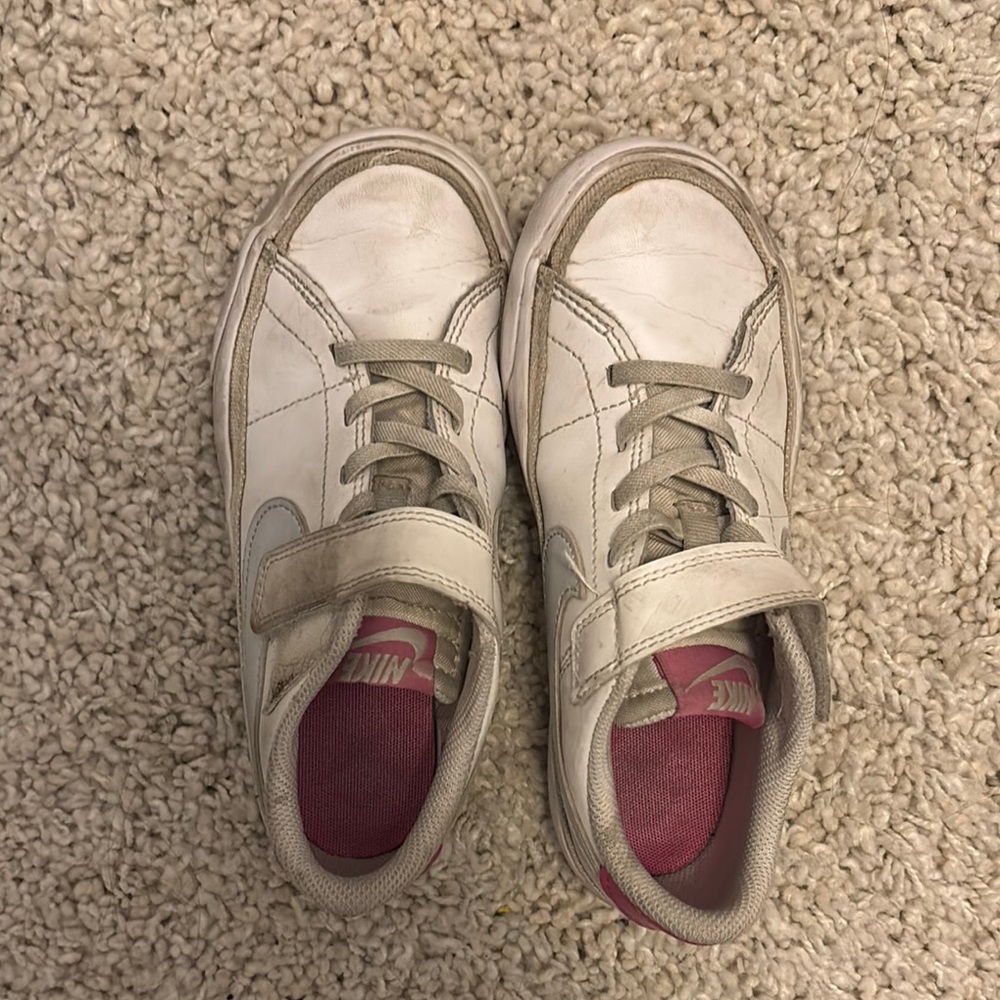 Nike | White and Pink Sneakers 👩🏻‍🔬